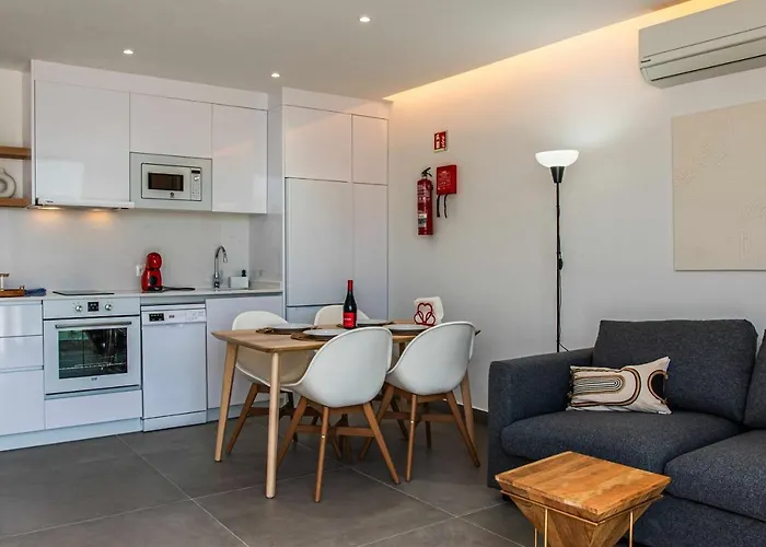 A Mar Dolphin Apartment *